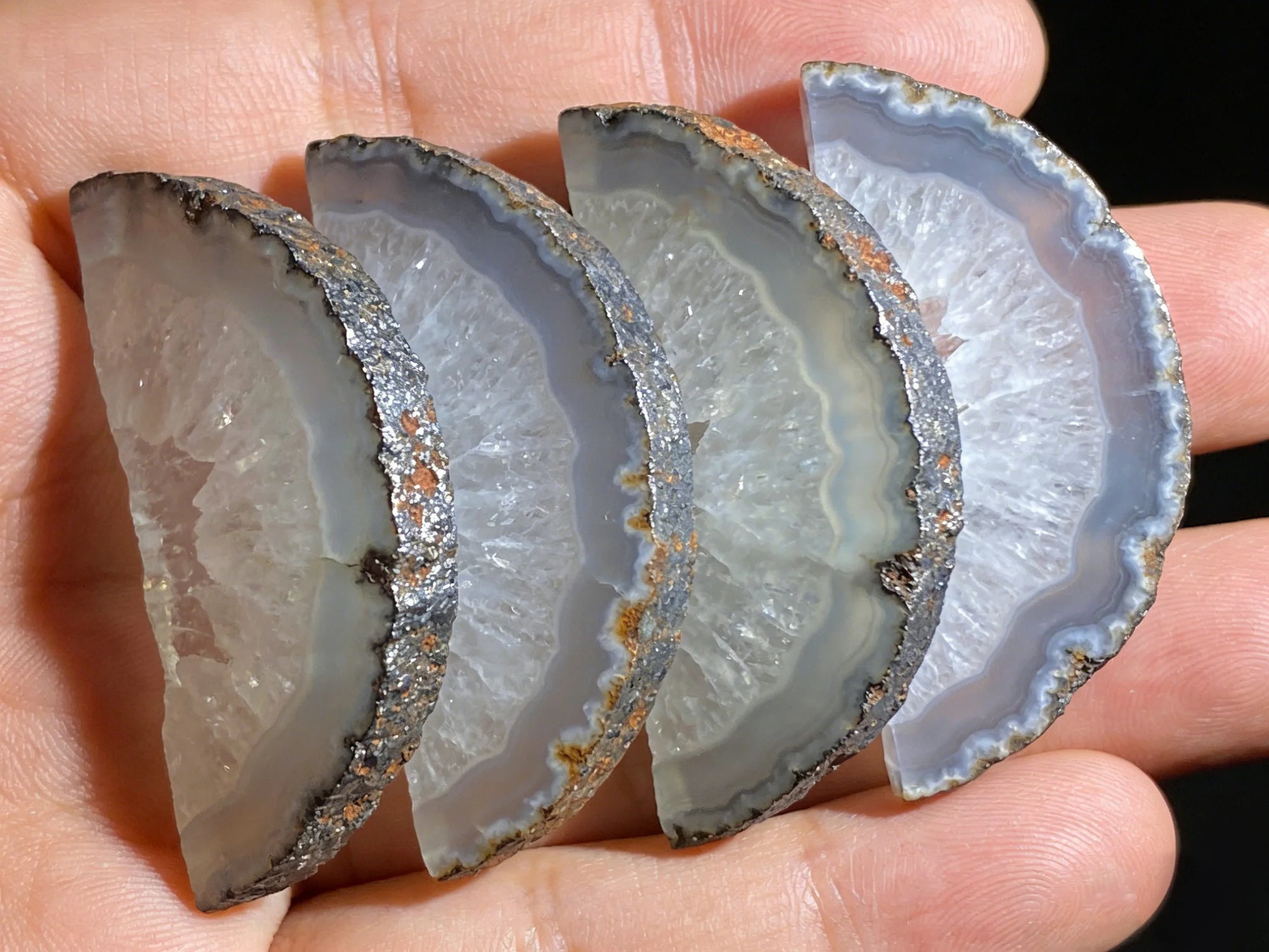 The ToAuto gemstone cutting machine can be used to cut Agate Geode Slice.