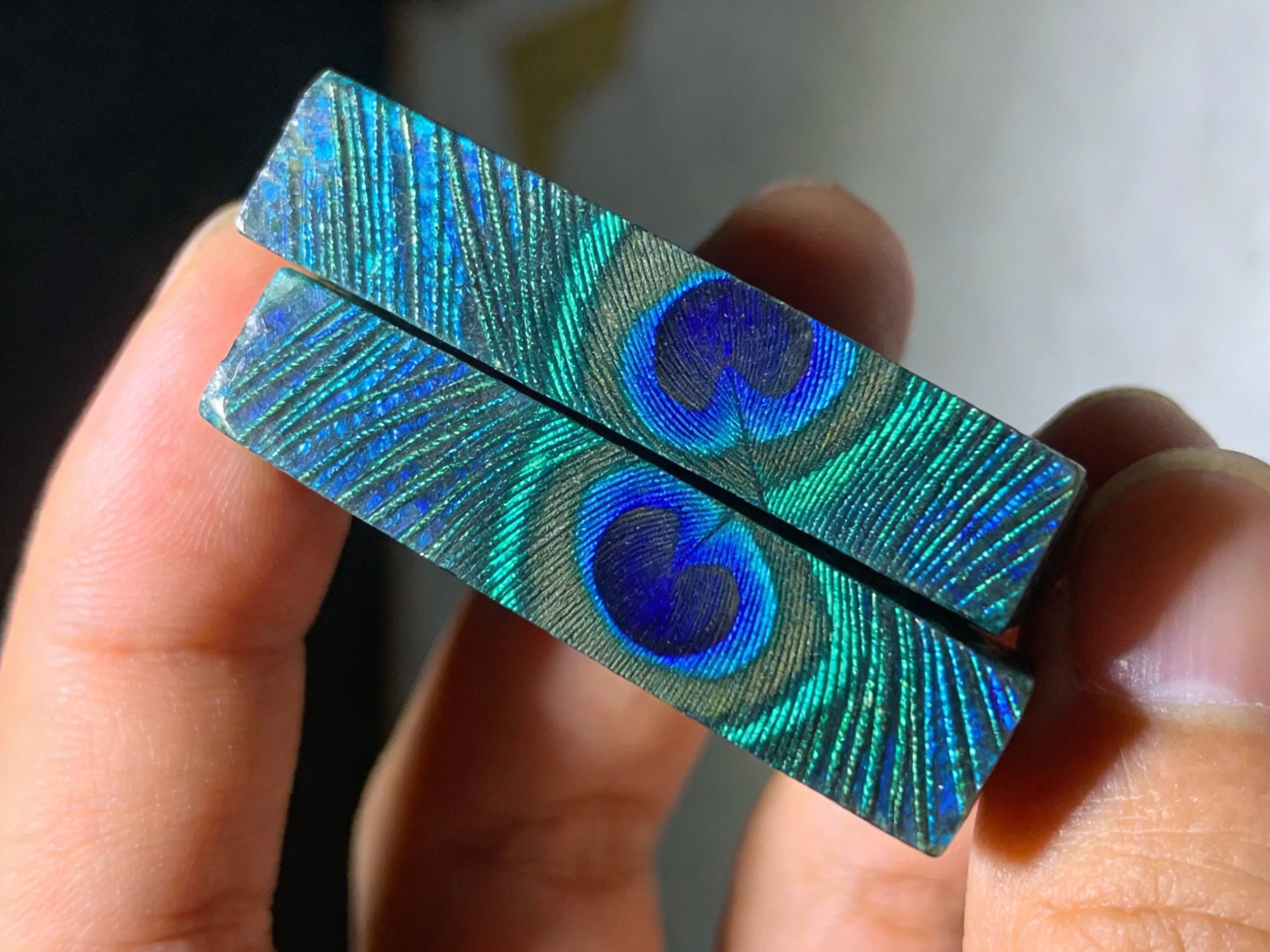 The ToAuto gemstone cutting machine can be used to cut Peacock Feather Pattern Metal.