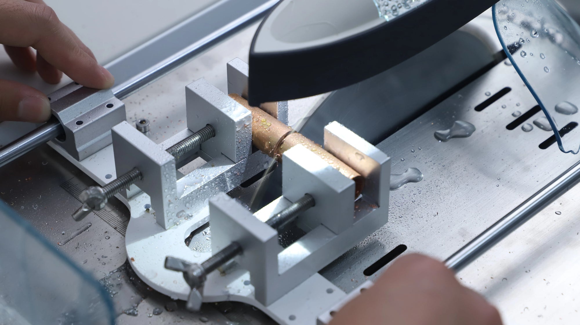 The intelligent cutting machine shown in the image delivers stable, precise, and low-loss cutting results.