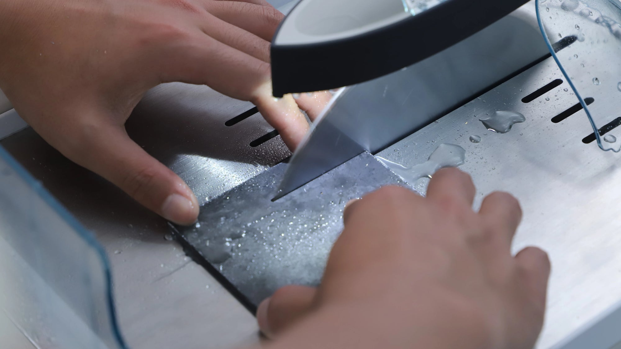The intelligent cutting machine shown in the image is capable of stable, precise, and smooth cutting.