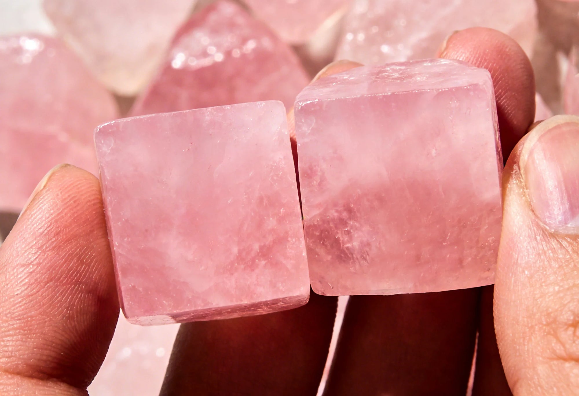 The ToAuto gemstone cutting machine can be used to cut rose quartz.