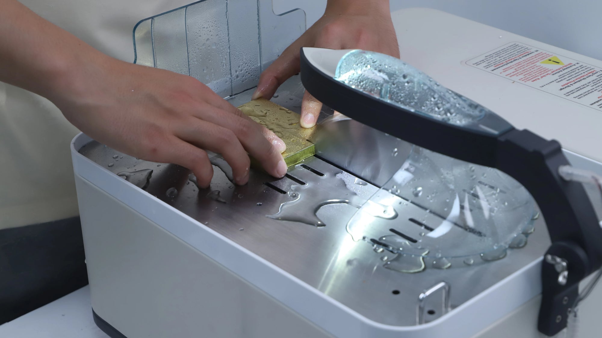 The smart metal cutting machine shown in the image automatically supplies water for cooling during the cutting process, reducing heat, dust, and material damage.
